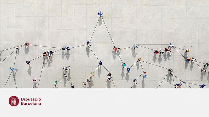 personas interconectadas con un líder al frente